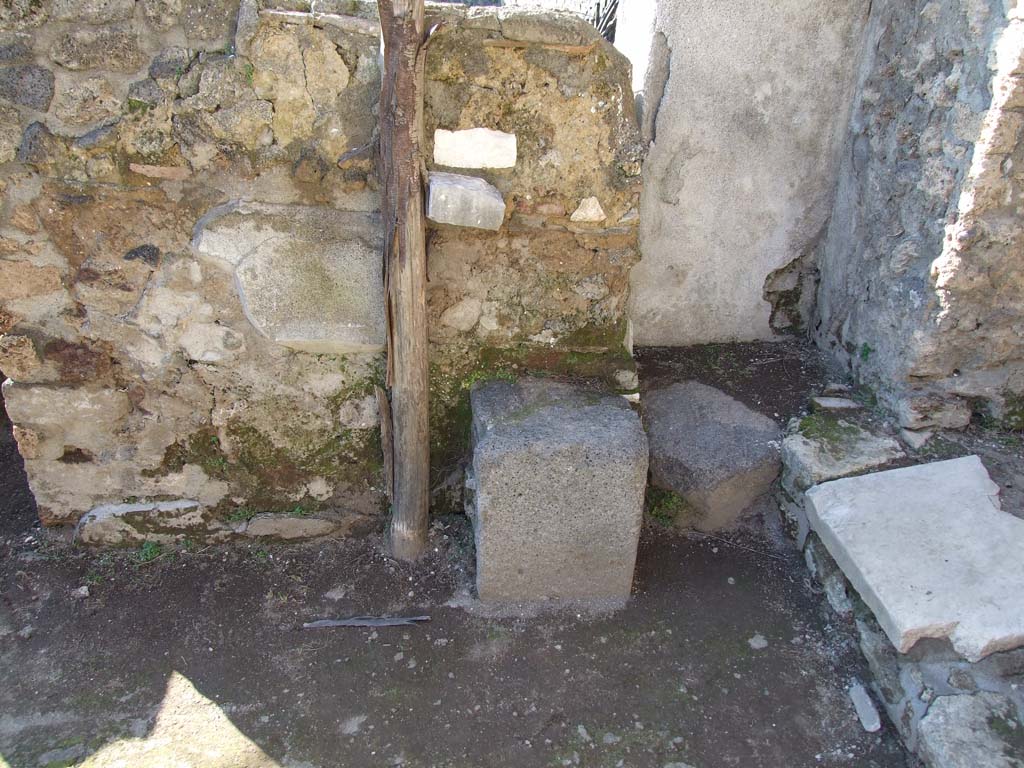 I.20.1 Pompeii. December 2006. Small altar at north-east corner of wall on exterior of north side of triclinium. Looking west.