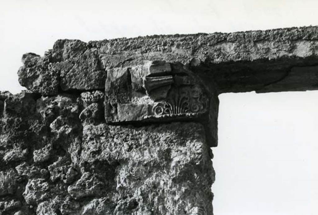 I.20.4 Pompeii. 1975. Shop House, faade entrance, left S pilaster capital.  Photo courtesy of Anne Laidlaw.
American Academy in Rome, Photographic Archive. Laidlaw collection _P_75_7_22.
