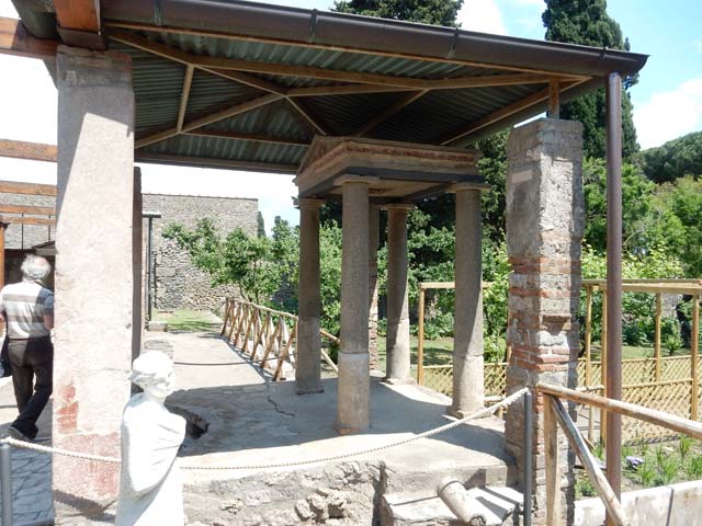 II.2.2 Pompeii. May 2011. Room “l”, garden. Looking north from south end of lower euripus.
Photo courtesy of Buzz Ferebee.