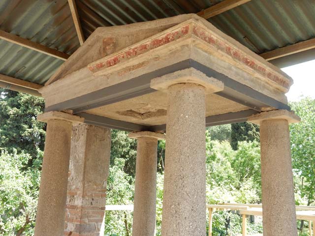 II.2.2 Pompeii. May 2016. Room “l”, garden. Looking north along east side of garden. A marble puteal is now in place on the left of the picture.
Photo courtesy of Buzz Ferebee.