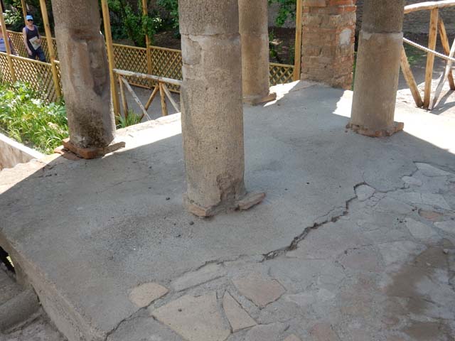 II.2.2 Pompeii. May 2016. Room “l”, garden. South-west corner of garden.
Photo courtesy of Buzz Ferebee.
