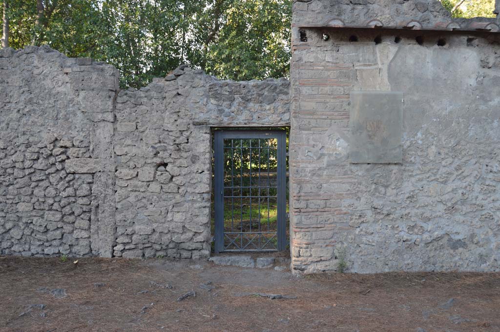 II.3.9 Pompeii. October 2017. Looking towards entrance doorway on north side of Via di Castricio. 
Foto Taylor Lauritsen, ERC Grant 681269 DCOR.
