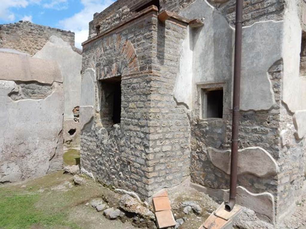 II.4.6 Pompeii. May 2016. Windows in west wall of caldarium. Photo courtesy of Buzz Ferebee.