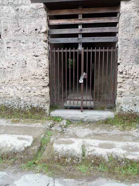 II.9.2 Pompeii. May 2017. Looking east from entrance corridor. Photo courtesy of Buzz Ferebee.