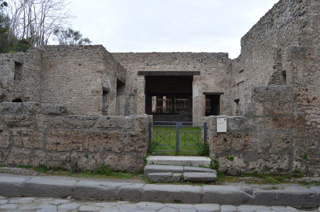 III.2.1, Pompeii. March 2018. Looking towards entrance doorway on north side of Via dellAbbondanza.
Foto Taylor Lauritsen, ERC Grant 681269 DCOR.
