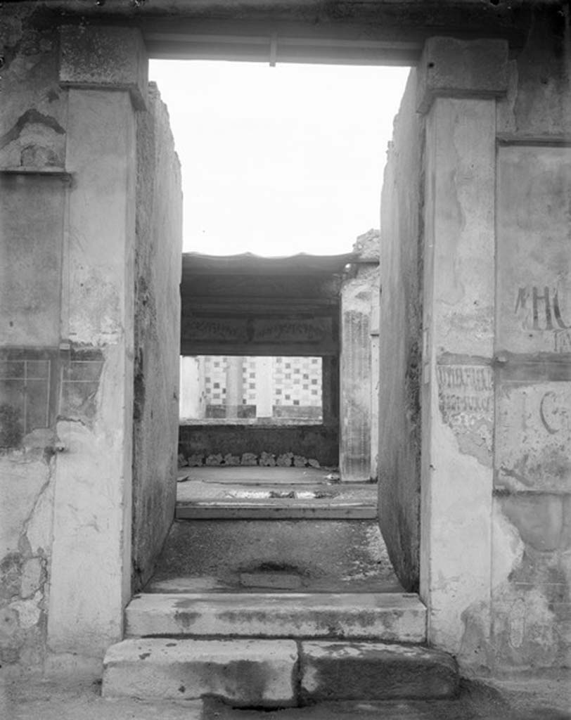 III.2.1 Pompeii. Undated old photograph (pre 1943) showing the entrance doorway, looking north into atrium.
Foto Taylor Lauritsen, ERC Grant 681269 DCOR.
