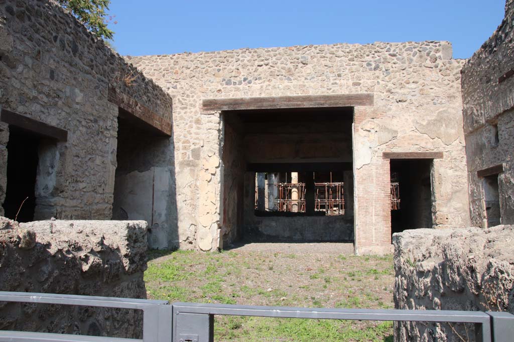 III.2.1 Pompeii. September 2017. Looking north across atrium towards tablinum, from entrance doorway.
Photo courtesy of Klaus Heese.
