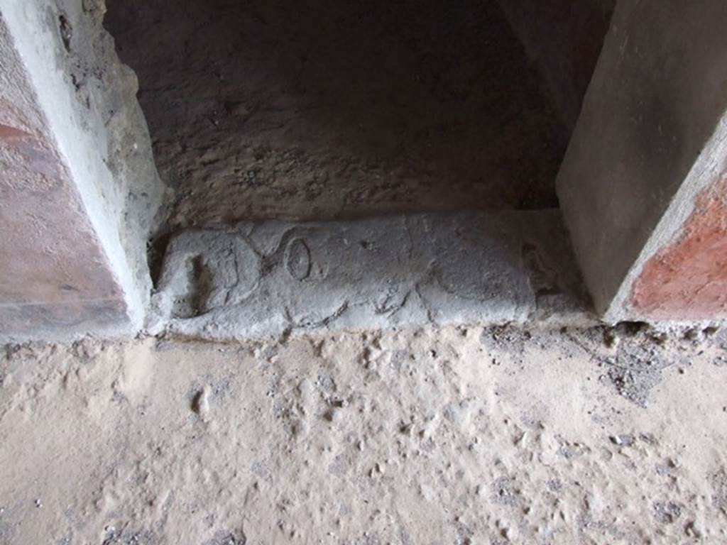 III.4.b Pompeii. March 2009. Room 5, triclinium. Door sill or threshold.
