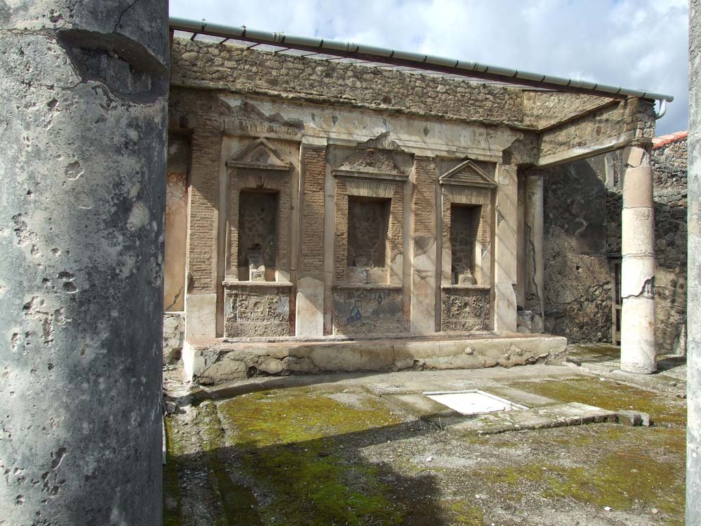 V.1.7 Pompeii. December 2007. Room 23, storeroom. Pedestal on east side.