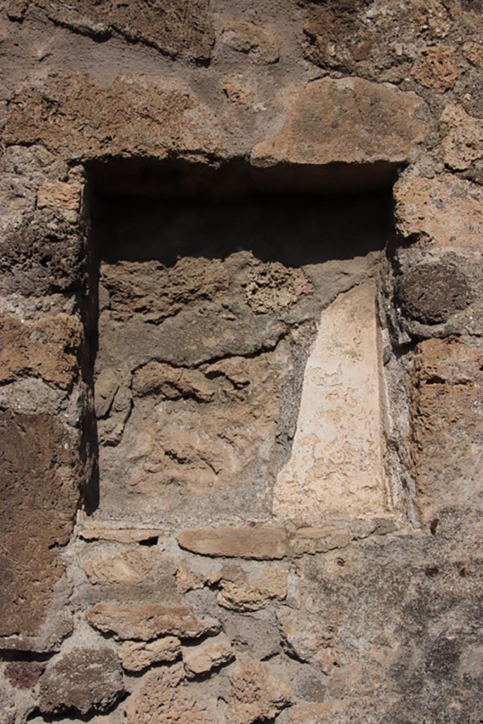 V.1.13 Pompeii. October 2023. Niche or recess in north wall of bar-room. Photo courtesy of Klaus Heese.