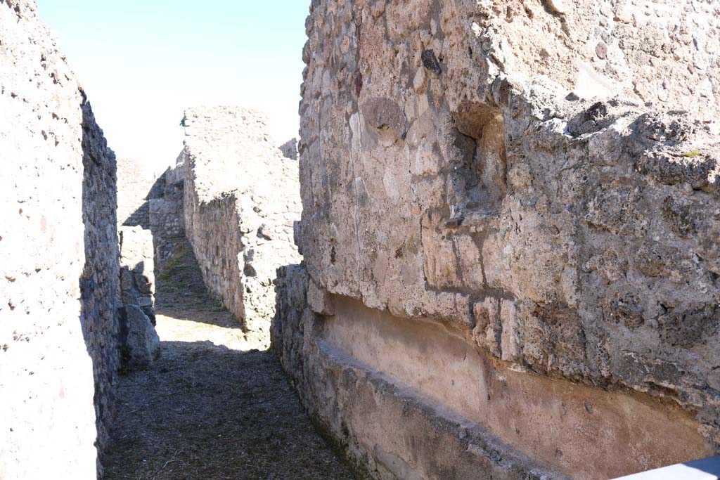 V.I.13 Pompeii. December 2018. South wall of corridor, with long recess. Photo courtesy of Aude Durand.
