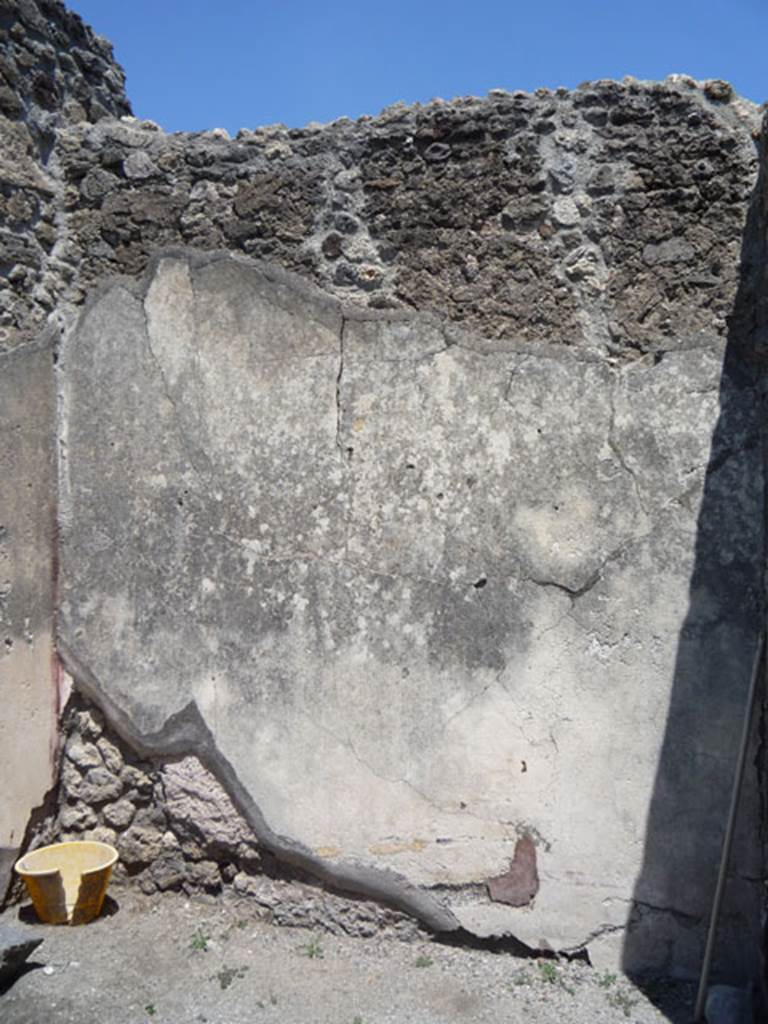 V.1.15 Pompeii. July 2008. Threshold of doorway in north wall of ala, (but not shown on Eschebach or RICA plan). Photo courtesy of Jared Benton.
