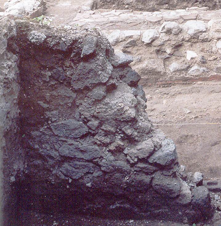 V.1.15 Pompeii. 2005.
Room “i”, north wall in north-west corner. Photo by Henrik Boman.  
“North wall in 2005, before restoration.” 
Photo and words courtesy of the Swedish Pompeii Project.
