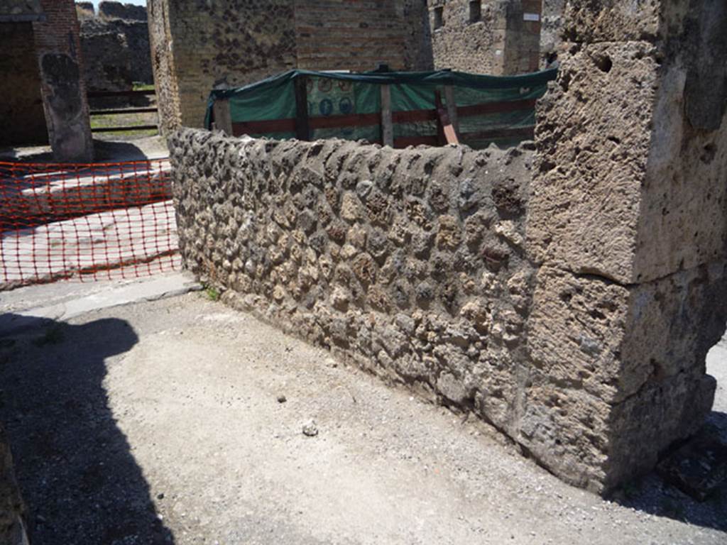 V.1.15 Pompeii. July 2008. North wall of entrance fauces, looking west towards Via del Vesuvio. Photo courtesy of Jared Benton.