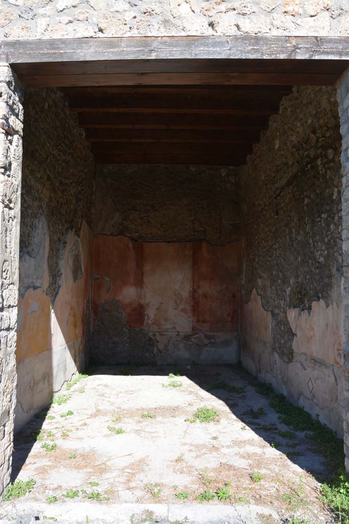 V.1.18 Pompeii. October 2019. 
Oecus p, looking north through doorway into large room on north side of peristyle.
Foto Annette Haug, ERC Grant 681269 DCOR.
