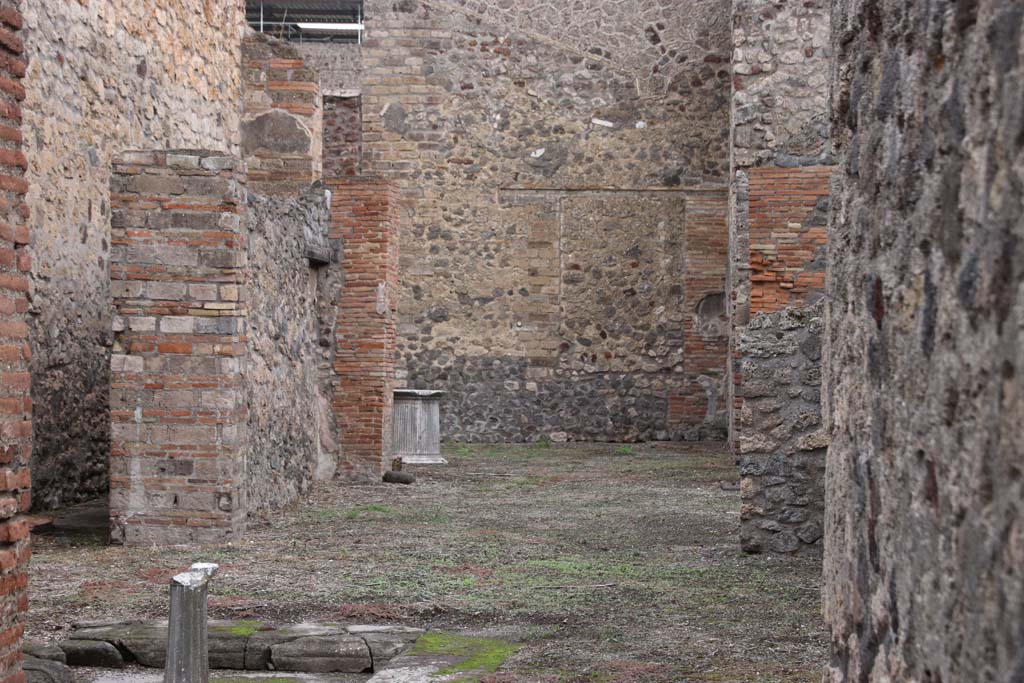 V.1.23 Pompeii. October 2020. 
Room “e”, tablinum. Looking east across atrium into tablinum and through to rear. Photo courtesy of Klaus Heese.
