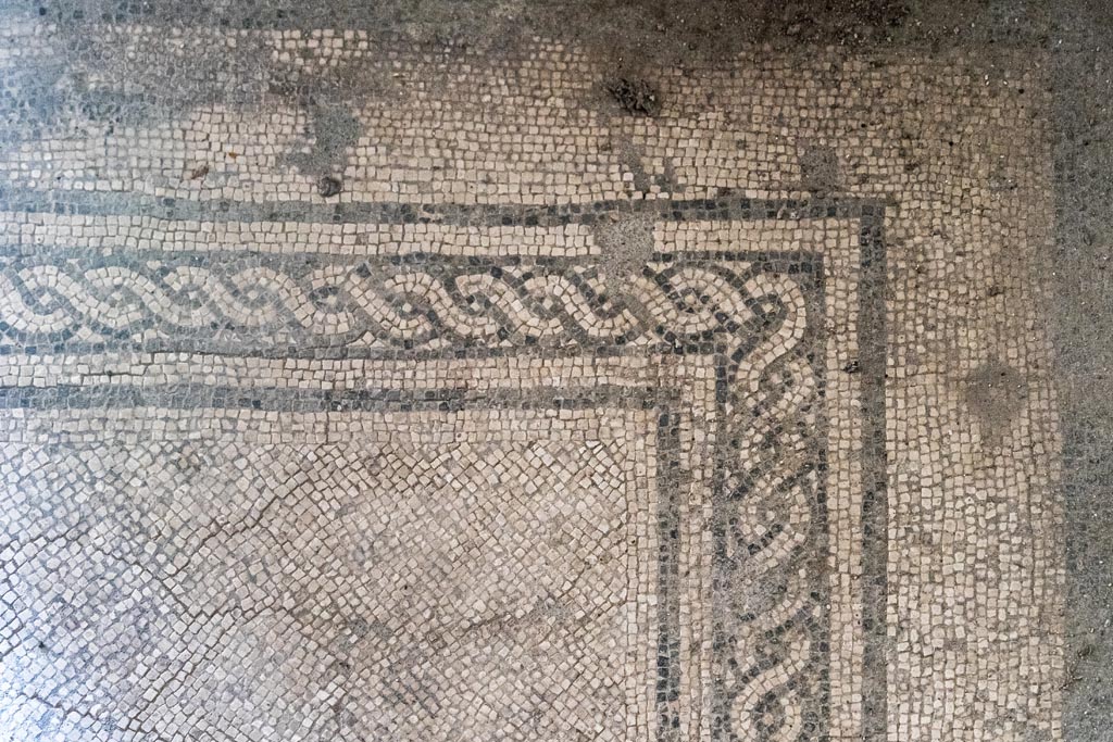 V.1.26 Pompeii. October 2023. 
Room “o”, mosaic black and white border around white mosaic floor in triclinium. Photo courtesy of Johannes Eber.

