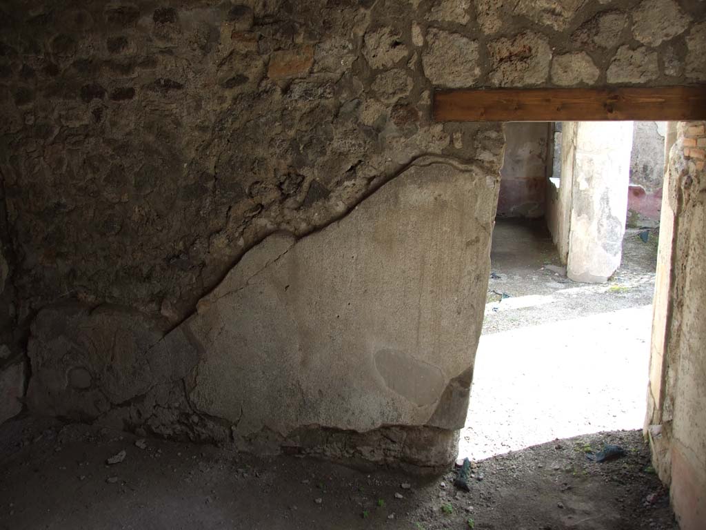 V.1.26 Pompeii. March 2009. Room “s”, doorway in south wall leading to exedra “r”.