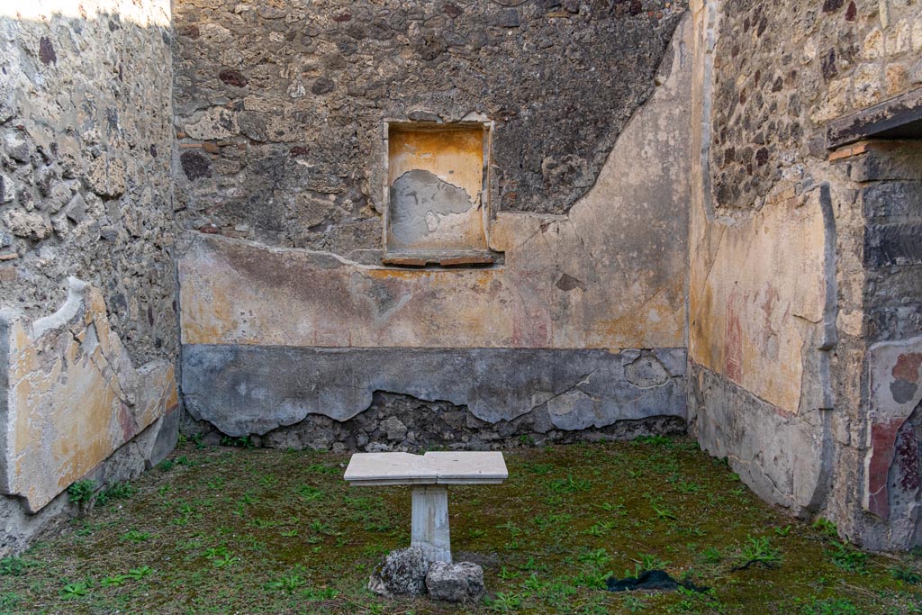V.1.26 Pompeii. October 2023. Room “r”, looking towards east wall with niche. Photo courtesy of Johannes Eber.