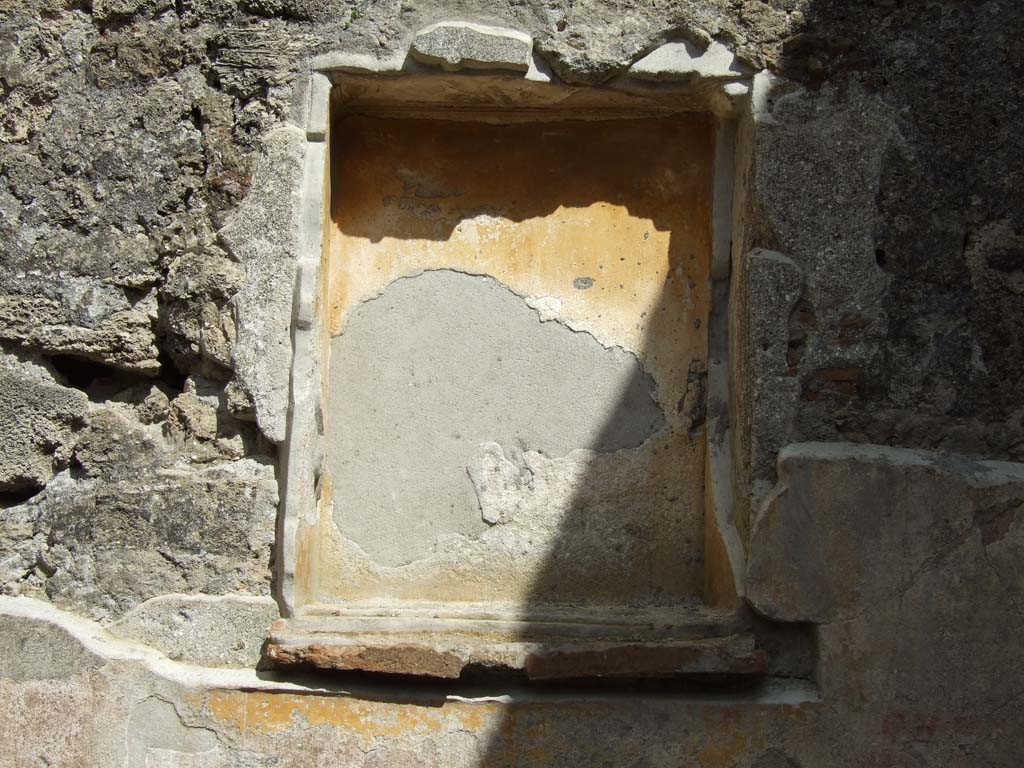 V.1.26 Pompeii. March 2009. Room “r”, rectangular niche in east wall of exedra.

