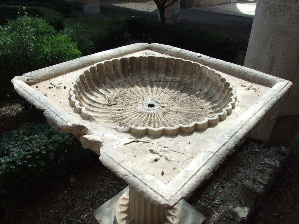 V.1.26 Pompeii. March 2009. Room L, marble basin.