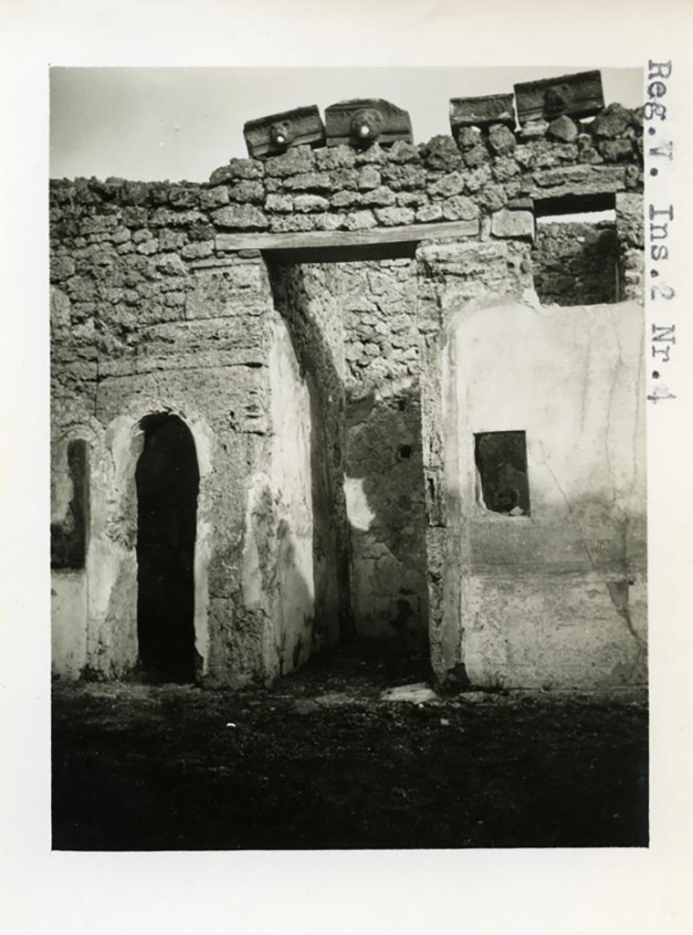 V.2.4 Pompeii. Pre-1937-39. East side of atrium with arched doorway to room 7, and to room 8, in centre.
Photo courtesy of American Academy in Rome, Photographic Archive. Warsher collection no. 010.
