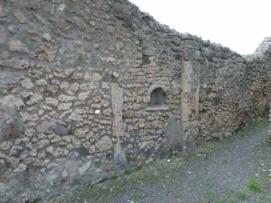 V.2.9 Pompeii. May 2010. West wall of shop, with lararium niche.