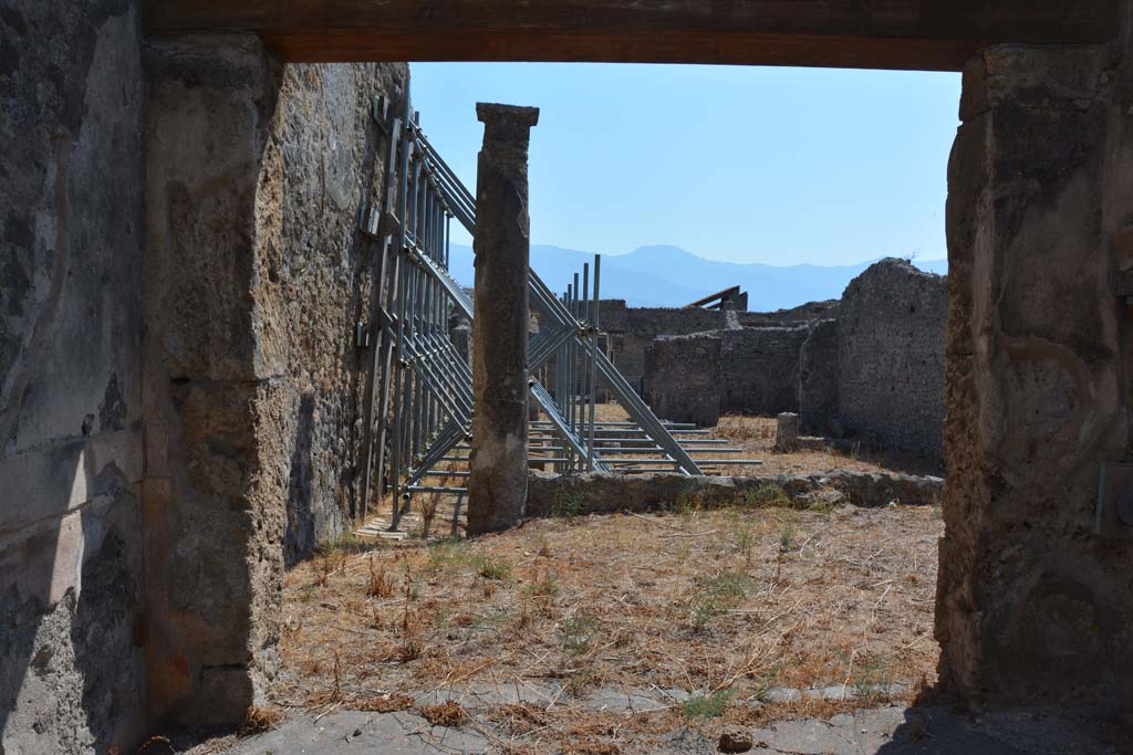 V.2.10 Pompeii. September 2019. Room 11, looking south through doorway onto north portico of peristyle garden.
Foto Annette Haug, ERC Grant 681269 DÉCOR.
