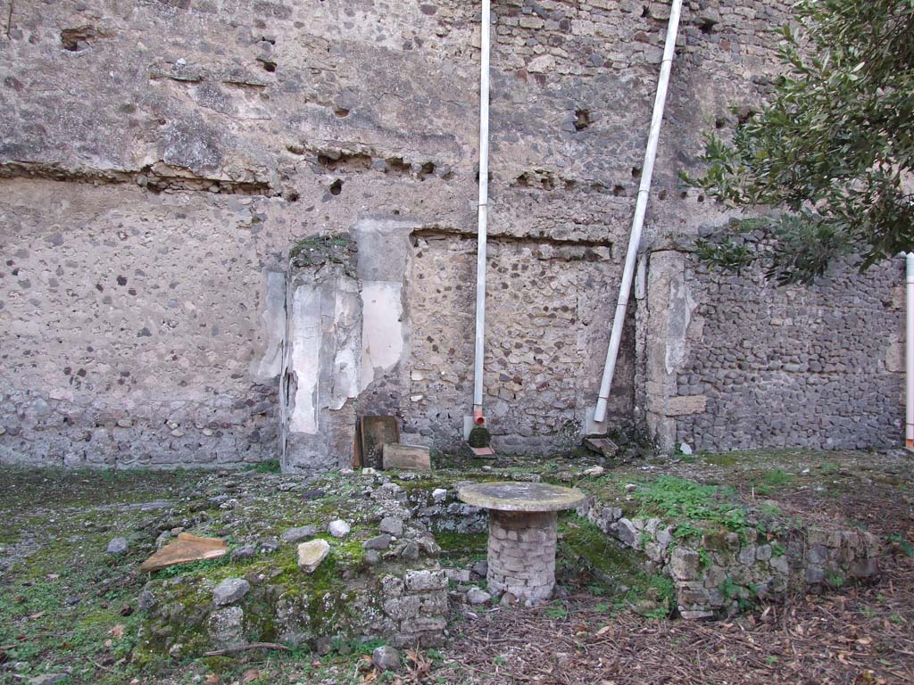 V.2.i Pompeii. December 2007. Room 25, triclinium in large garden area to east of house. 
Looking west at the wall behind the triclinium which has a shallow bay framed with pilasters.

