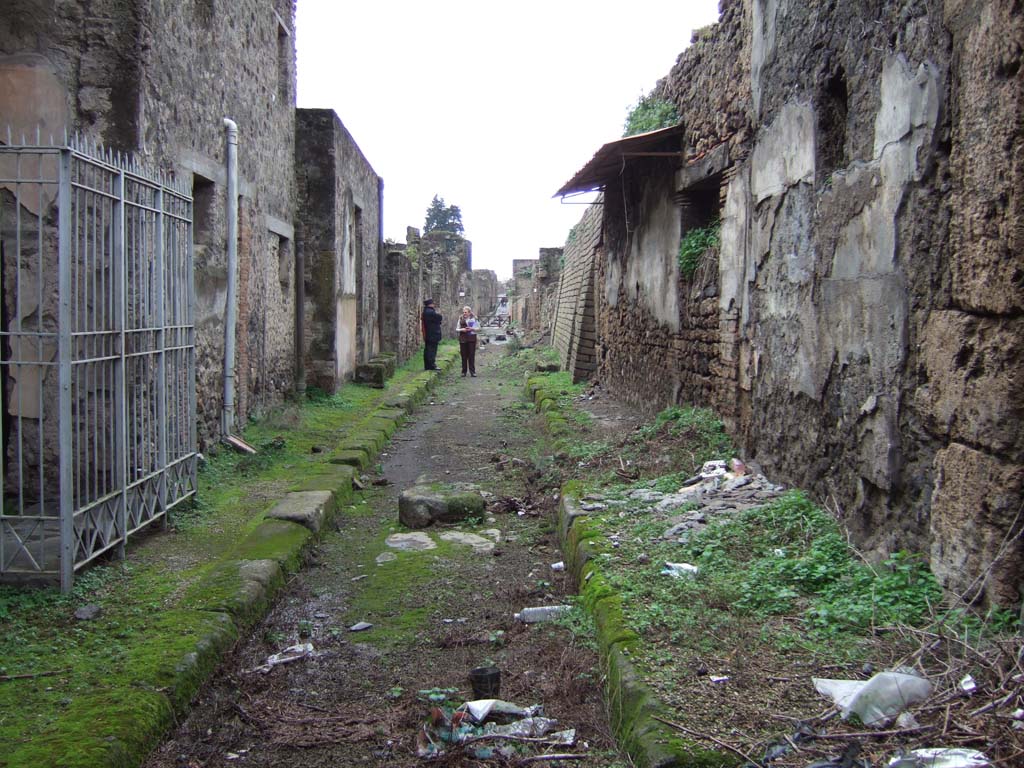 V.2.i Pompeii, on left. December 2005. Vicolo delle Nozze d’Argento looking west. 