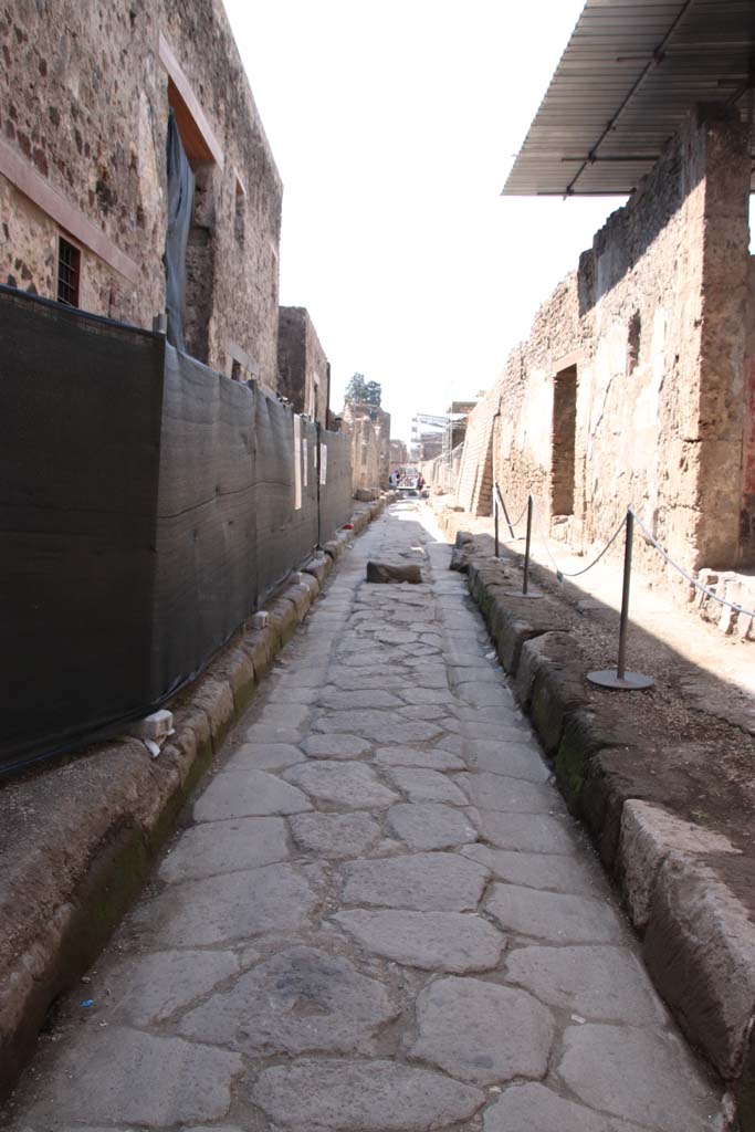 V.2.i Pompeii, on left. September 2021. 
Looking west on Vicolo delle Nozze d’Argento. Photo courtesy of Klaus Heese.
