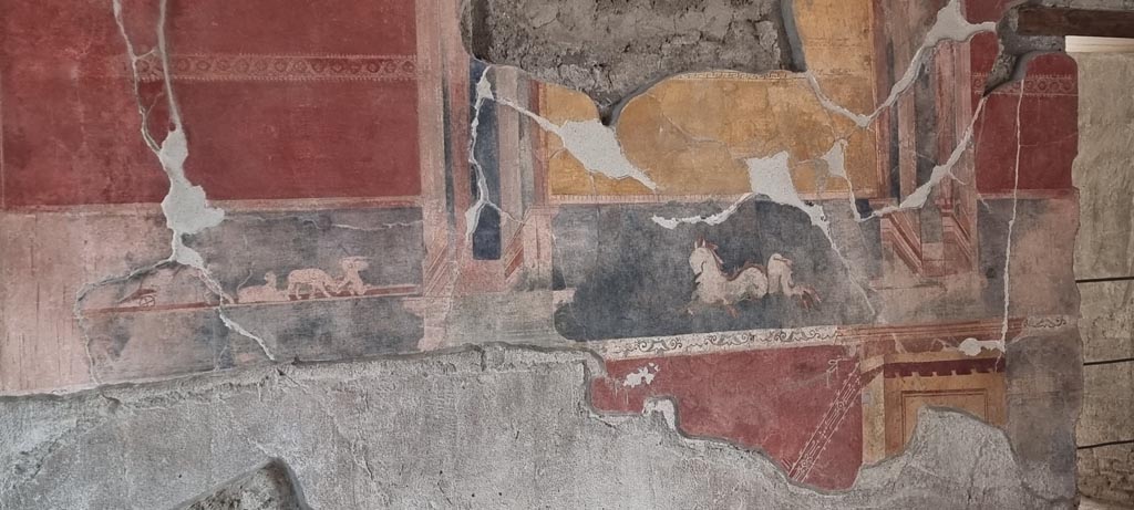 V.2.i Pompeii. December 2023. Tablinum 7, painted panels in predella on east wall at north end. Photo courtesy of Miriam Colomer.

