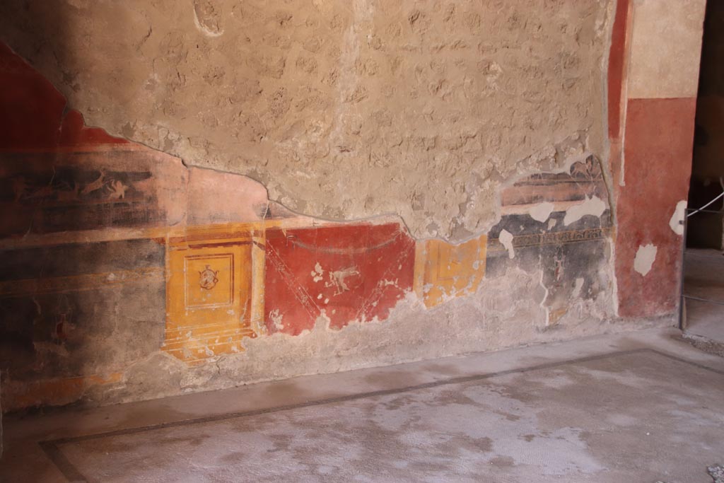 V.2.i Pompeii.  October 2023. Tablinum 7, detail of painted zoccolo on lower west wall. Photo courtesy of Klaus Heese.