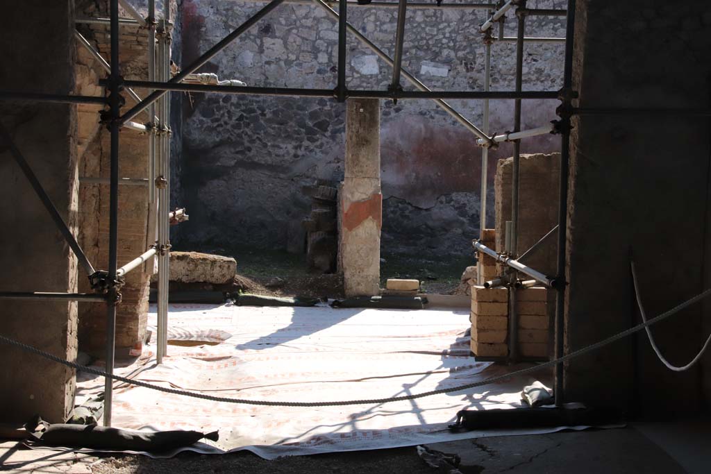 V.2.Pompeii. Casa di Orione. September 2021. 
Looking west across atrium towards tablinum leading to peristyle/garden. Photo courtesy of Klaus Heese.

