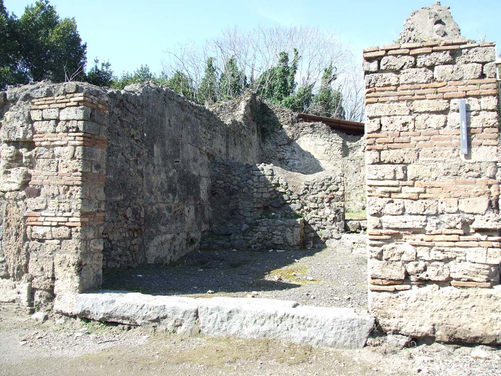 V.3.3 Pompeii. March 2009. Entrance and west wall. Looking north-west.