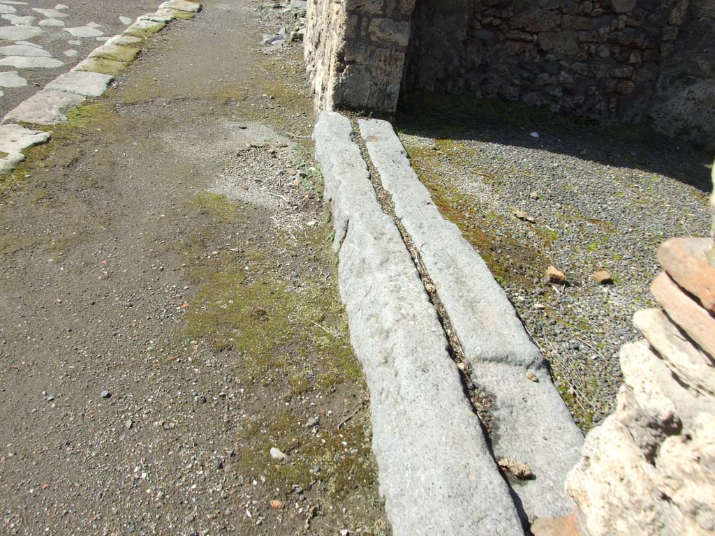 V.3.3 Pompeii. March 2009.Threshold or sill. Looking west.