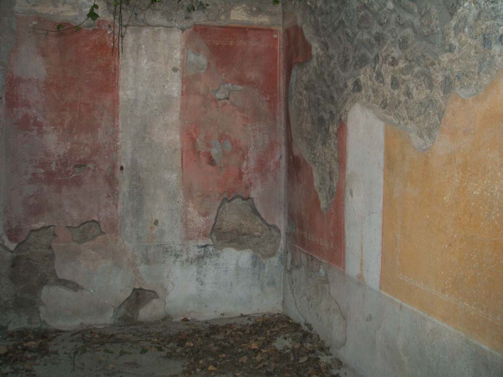 V.3.4 Pompeii, May 2005. Cubiculum, north-west corner.