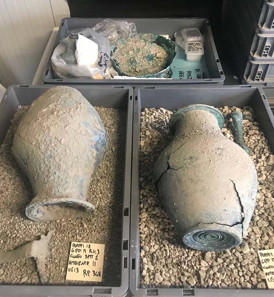 Regio V Pompeii. 2018. Items found in the Cuneo in 2018 excavations. 

Oggetti trovati nel "Cuneo" negli scavi del 2018.

Photograph  Parco Archeologico di Pompei.

