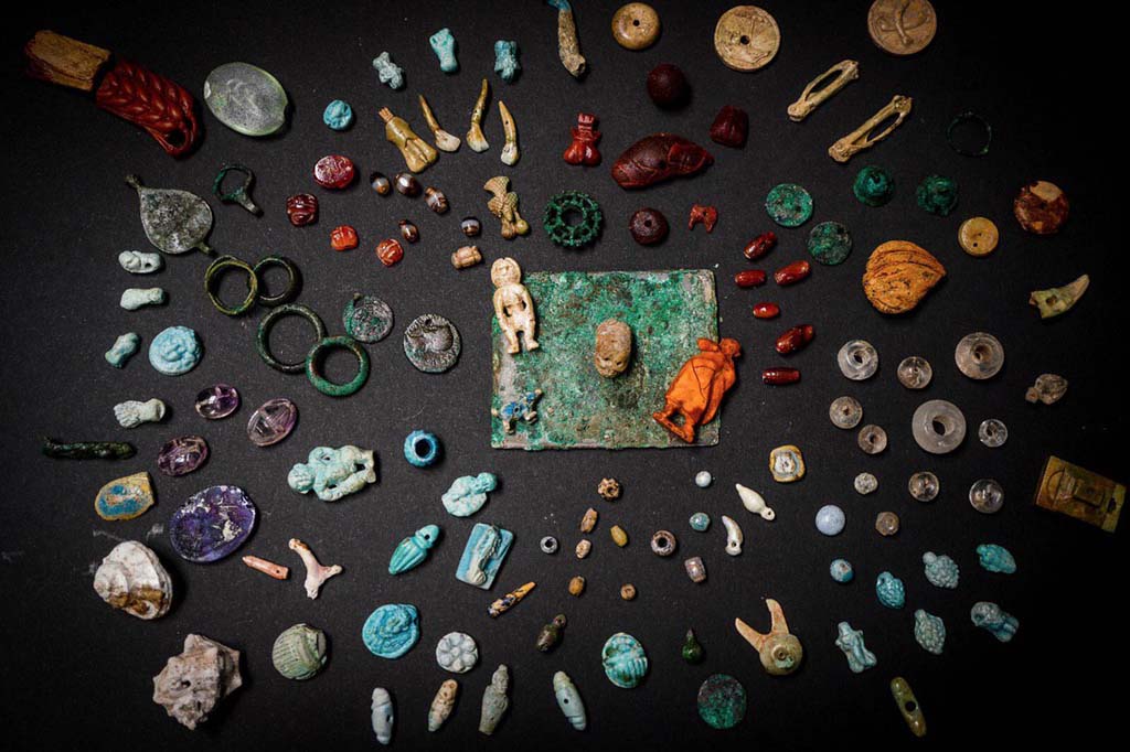 Regio V Pompeii. 2019. Gems found in the Casa con Giardino. 
Photograph  Parco Archeologico di Pompei.


