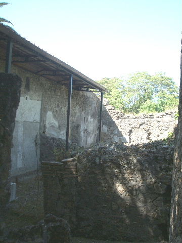 V.4.12 Pompeii. March 2009. West wall, with doorway to Triclinium of V.4.13.