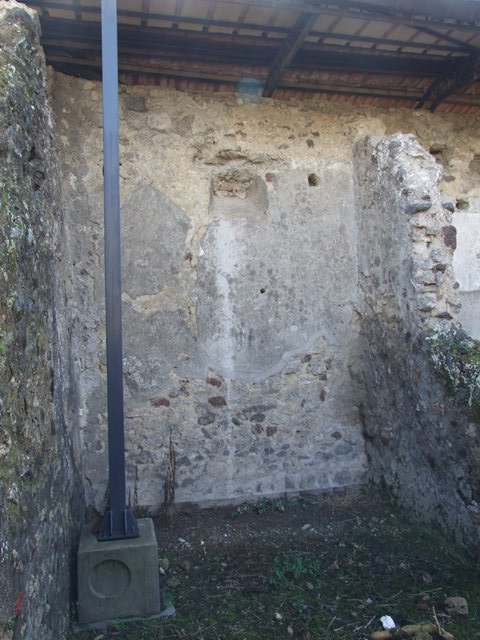 V.4.12 Pompeii. March 2009. North east corner of the workshop.