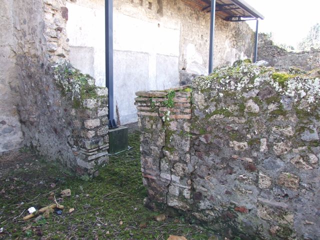 V.4.12 Pompeii. March 2009. South east corner of workshop.