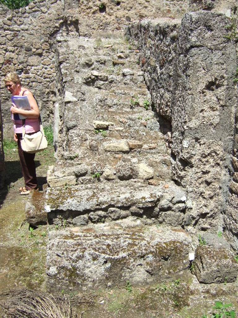 V.4.a Pompeii.  May 2006.  Steps to upper floor.