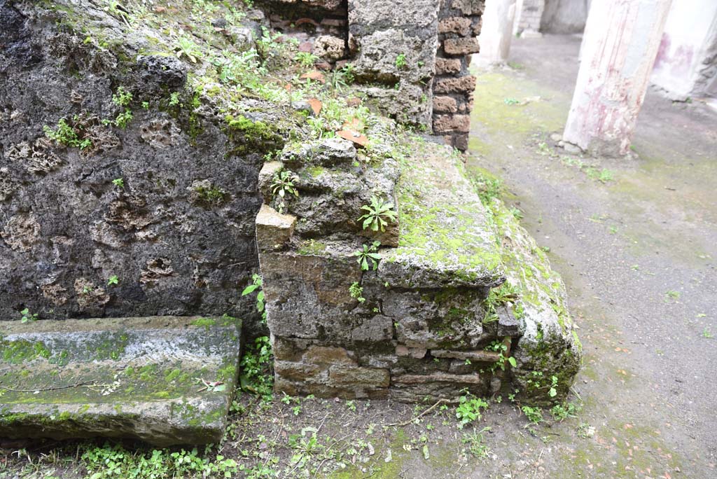 V.4.a Pompeii. March 2018. Room ‘o’, looking east towards side of lower steps.
Foto Annette Haug, ERC Grant 681269 DÉCOR.
