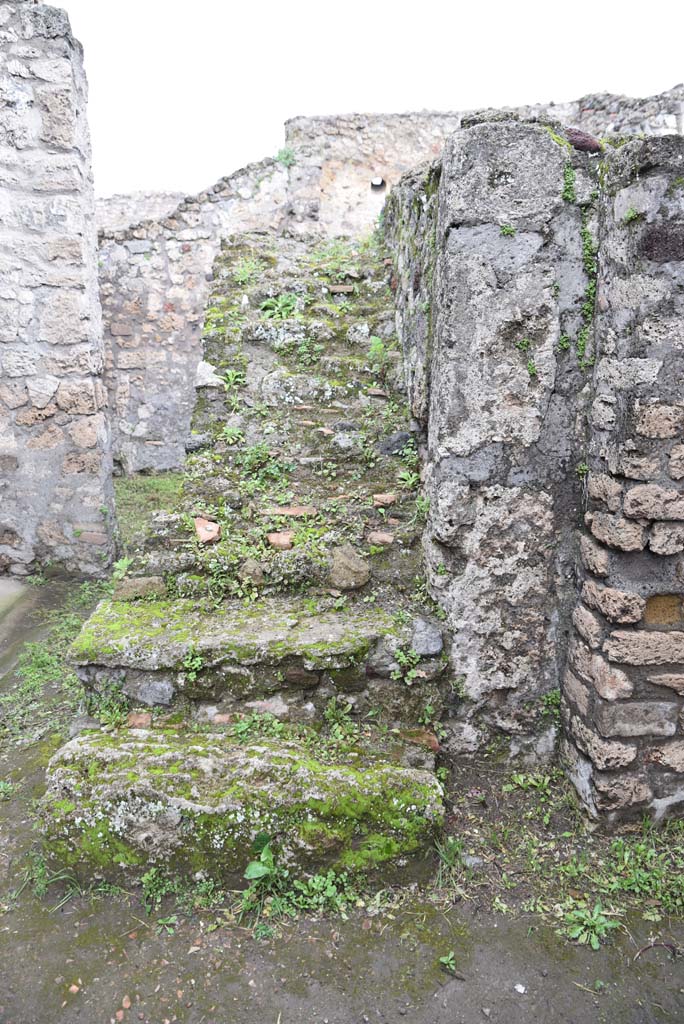 V.4.a Pompeii. March 2018. Room ‘o’, looking north to steps and pilaster/wall on east side.
Foto Annette Haug, ERC Grant 681269 DÉCOR.

