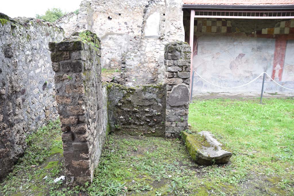 V.4.a Pompeii. March 2018. Room ‘p’, looking north to doorway, on left, with garden area, on right.
Foto Annette Haug, ERC Grant 681269 DÉCOR.

