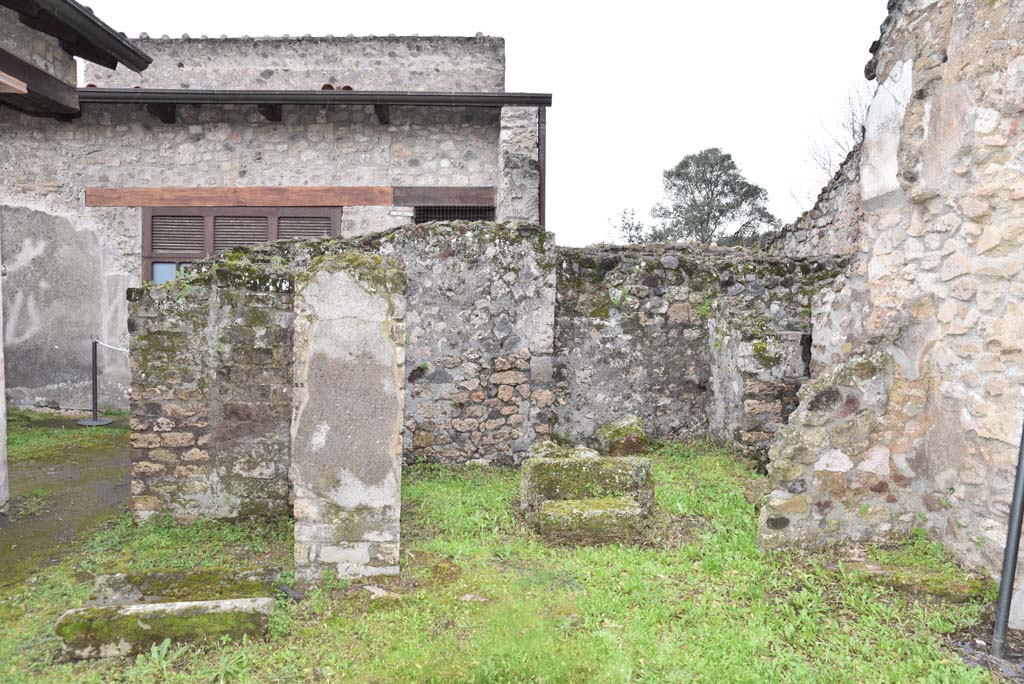 V.4.a Pompeii. March 2018. Room ‘p’, looking west from garden area, towards doorway in east wall, on right.
Foto Annette Haug, ERC Grant 681269 DÉCOR
