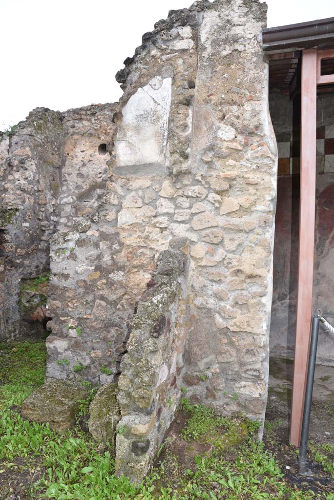V.4.a Pompeii. March 2018. 
Room ‘p’, looking towards north wall in north-east corner, on left, and part of garden area, on right.
Foto Annette Haug, ERC Grant 681269 DÉCOR.
