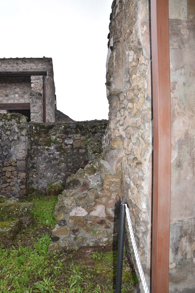 V.4.a Pompeii. March 2018. Room ‘p’, looking west towards wall separating ‘p’, from garden area.
Foto Annette Haug, ERC Grant 681269 DÉCOR.
