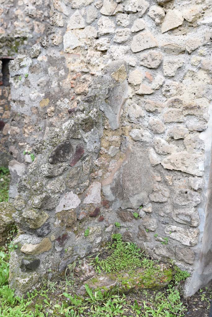 V.4.a Pompeii. March 2018. Room ‘p’, remaining flooring at base of wall.
Foto Annette Haug, ERC Grant 681269 DÉCOR.
